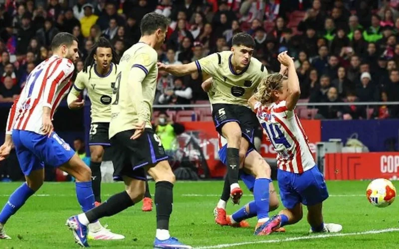 برشلونة يتقدم بهدفين على أتلتيكو مدريد في نصف نهائي كأس الملك